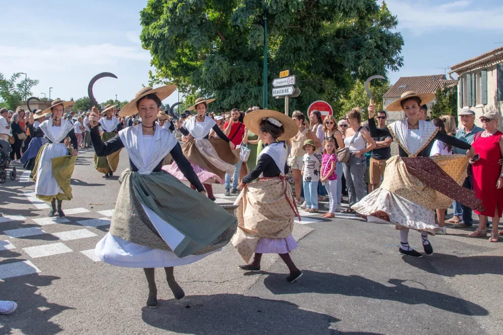 Jeunes danseuses traditionnelles à Fourques