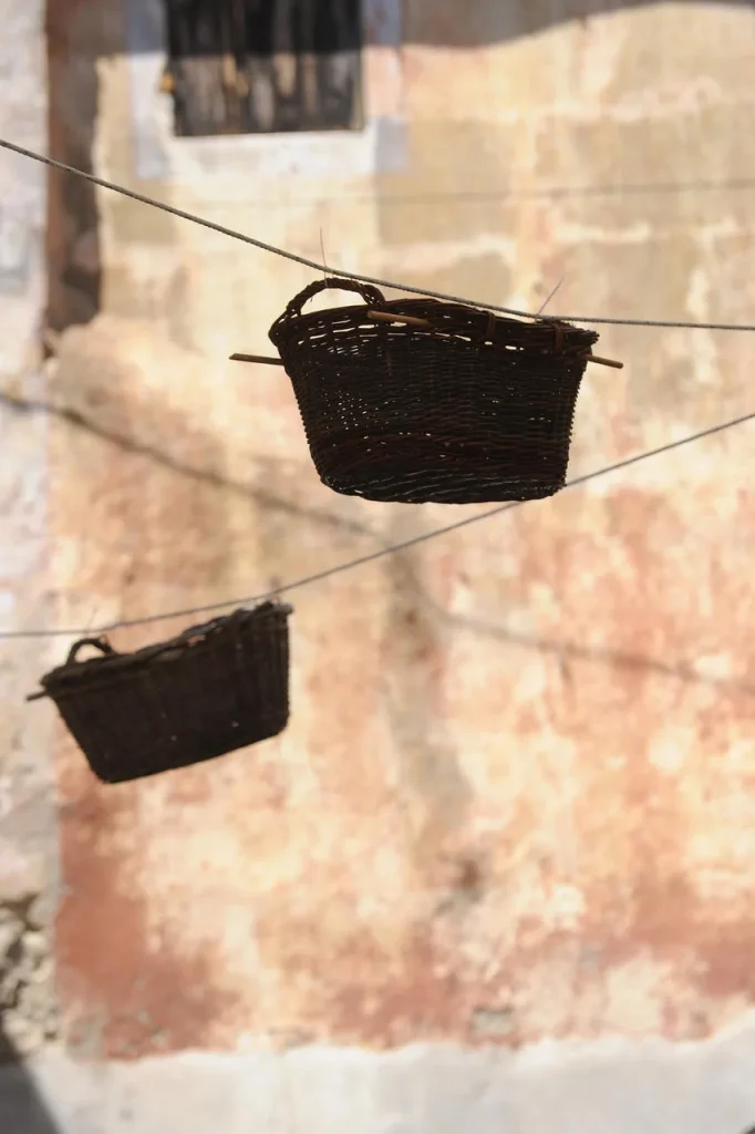 Paniers en osier suspendu dans les rues de Vallabrègues