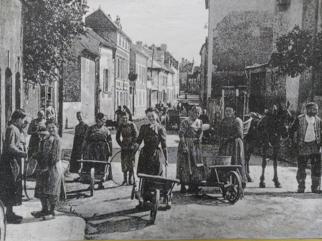 Parcours au fil de l'eau - image ancienne de la population se rendant au lavoir