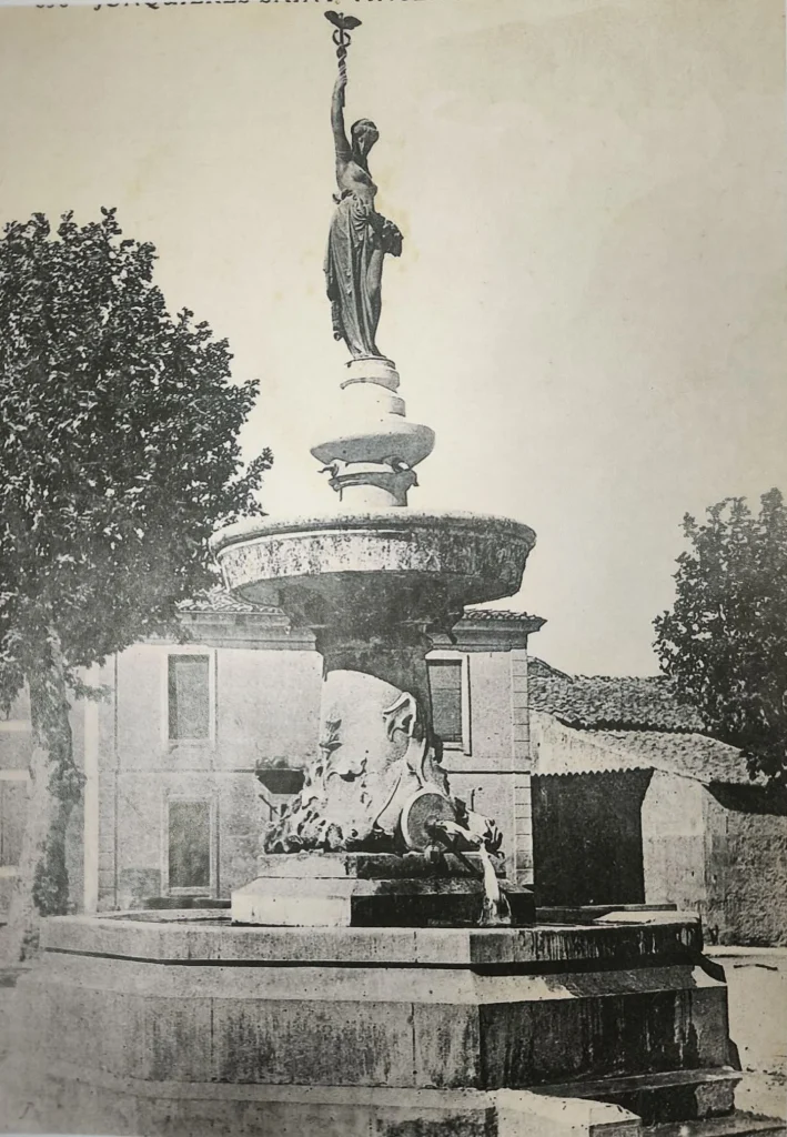 Vue de la fontaine monumentale de 1903 à Jonquières-Saint-Vincent