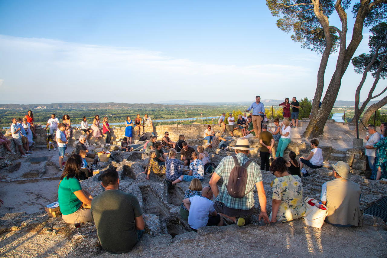Coucher de soleil à l'abbaye de Saint-Roman pour les apéros panorama de l'été dans le Gard