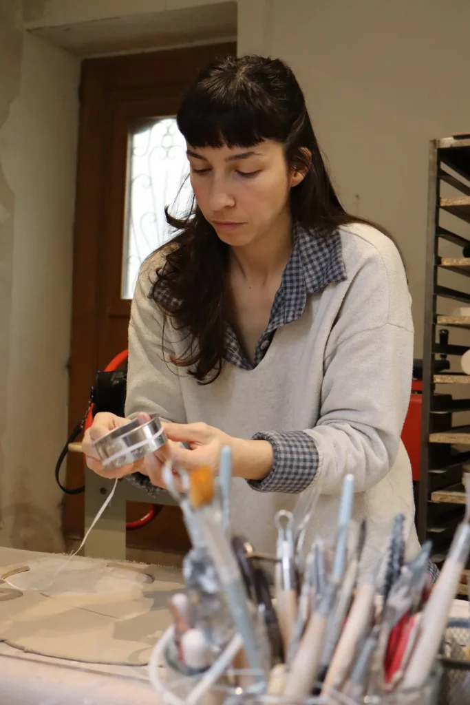 Manon Ducrès, ceramista, al lavoro nel suo studio presso la canonica di Vallabrègues.