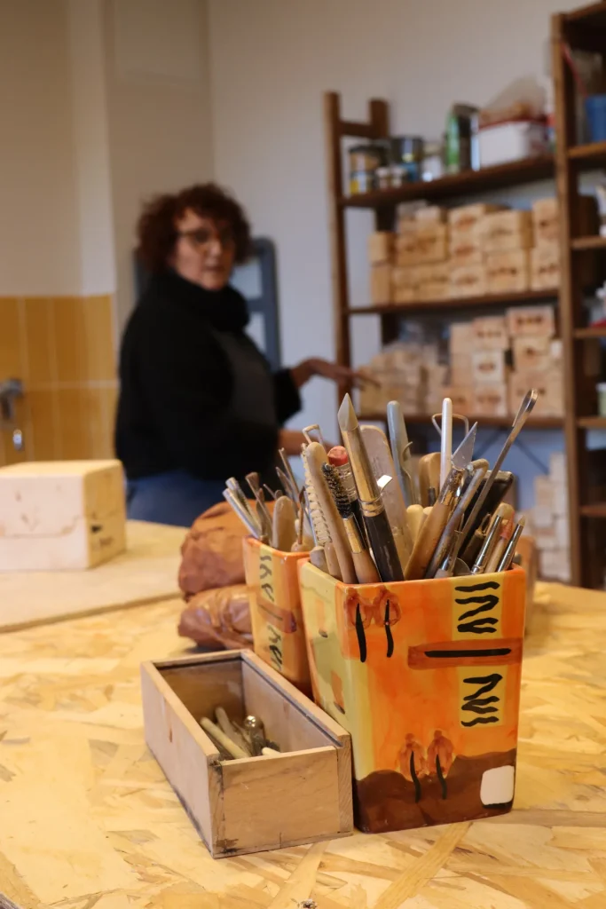 Il laboratorio del fabbricante di santini presso la canonica di Vallabrègues