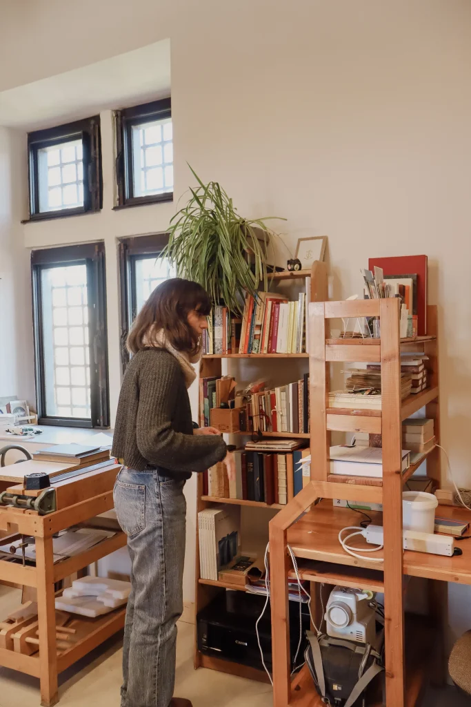 Juliette Grelier, legatoria d'arte, nel suo laboratorio presso la canonica di Vallabrègues.
