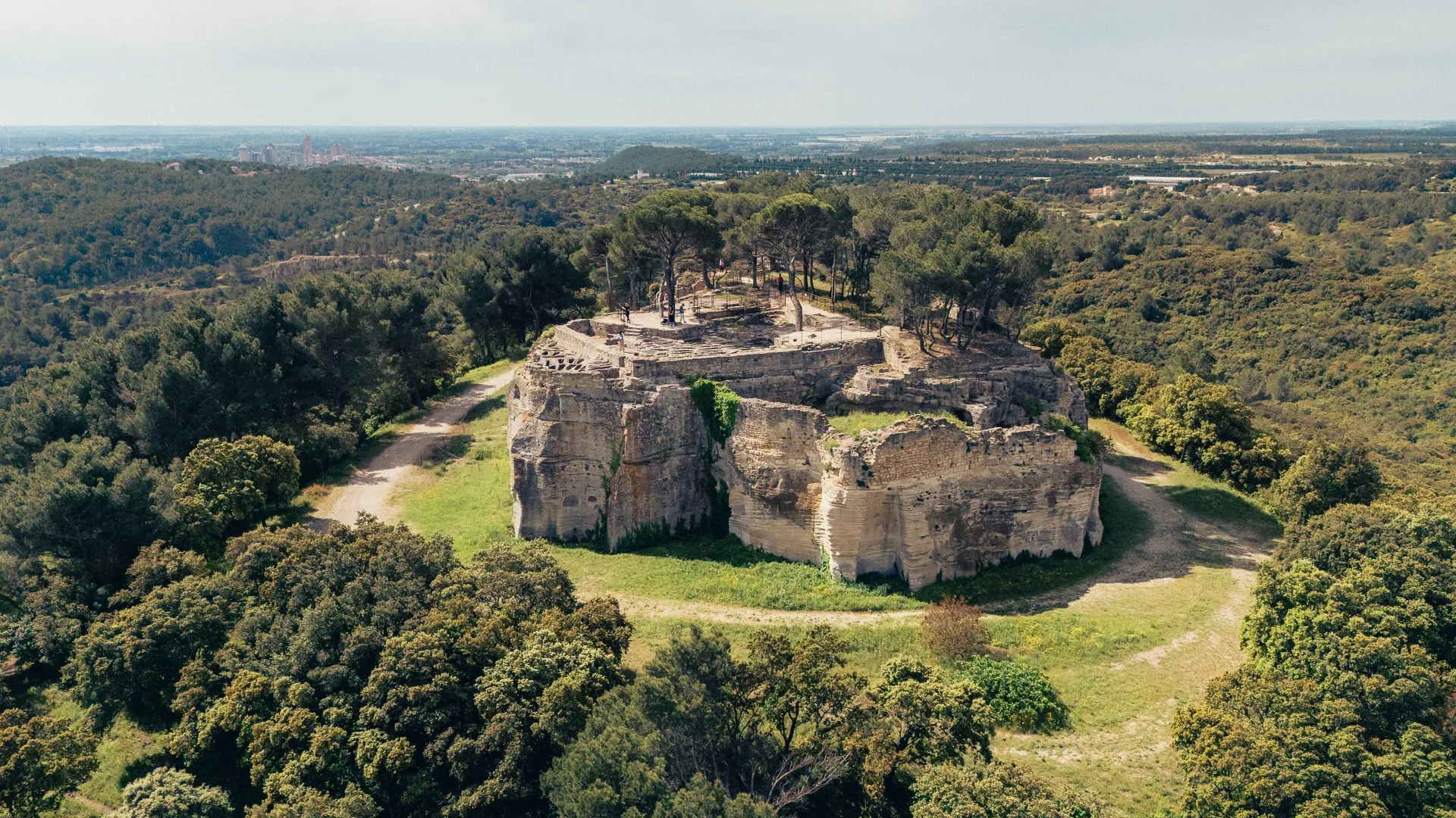Abbaye de Saint Roman à Beaucaire en vue aérienne