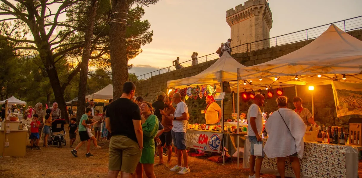 Les epicurieux à la forteresse de Beaucaire au coucher de soleil