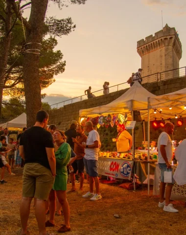 Les epicurieux à la forteresse de Beaucaire au coucher de soleil