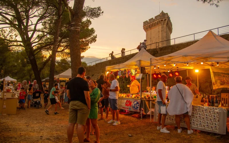 Les epicurieux à la forteresse de Beaucaire au coucher de soleil
