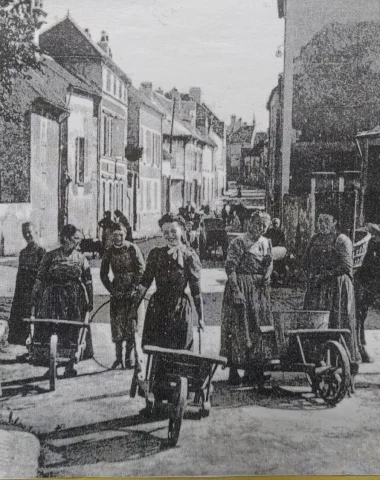 Parcours au fil de l'eau - image ancienne de la population se rendant au lavoir