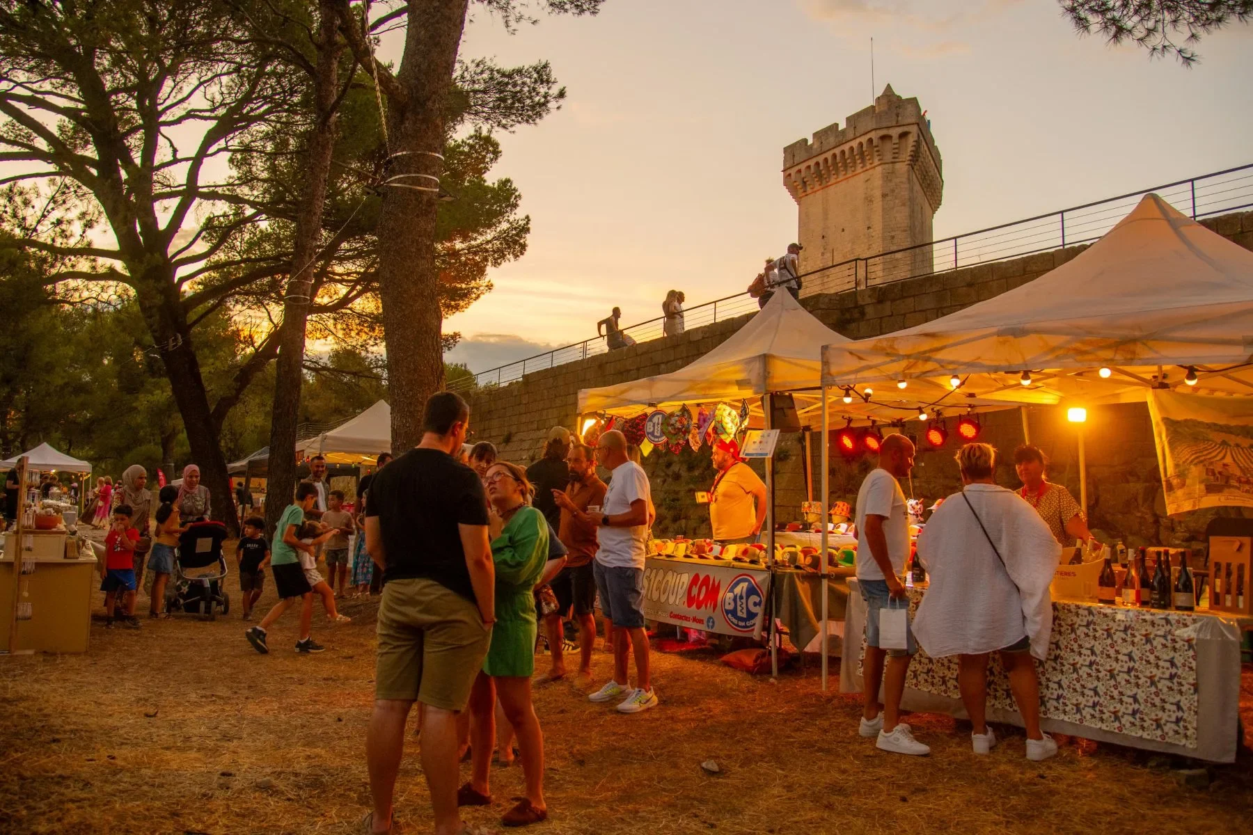 Stands d'artisans et producteurs aux Epicurieux au Château de Beaucaire