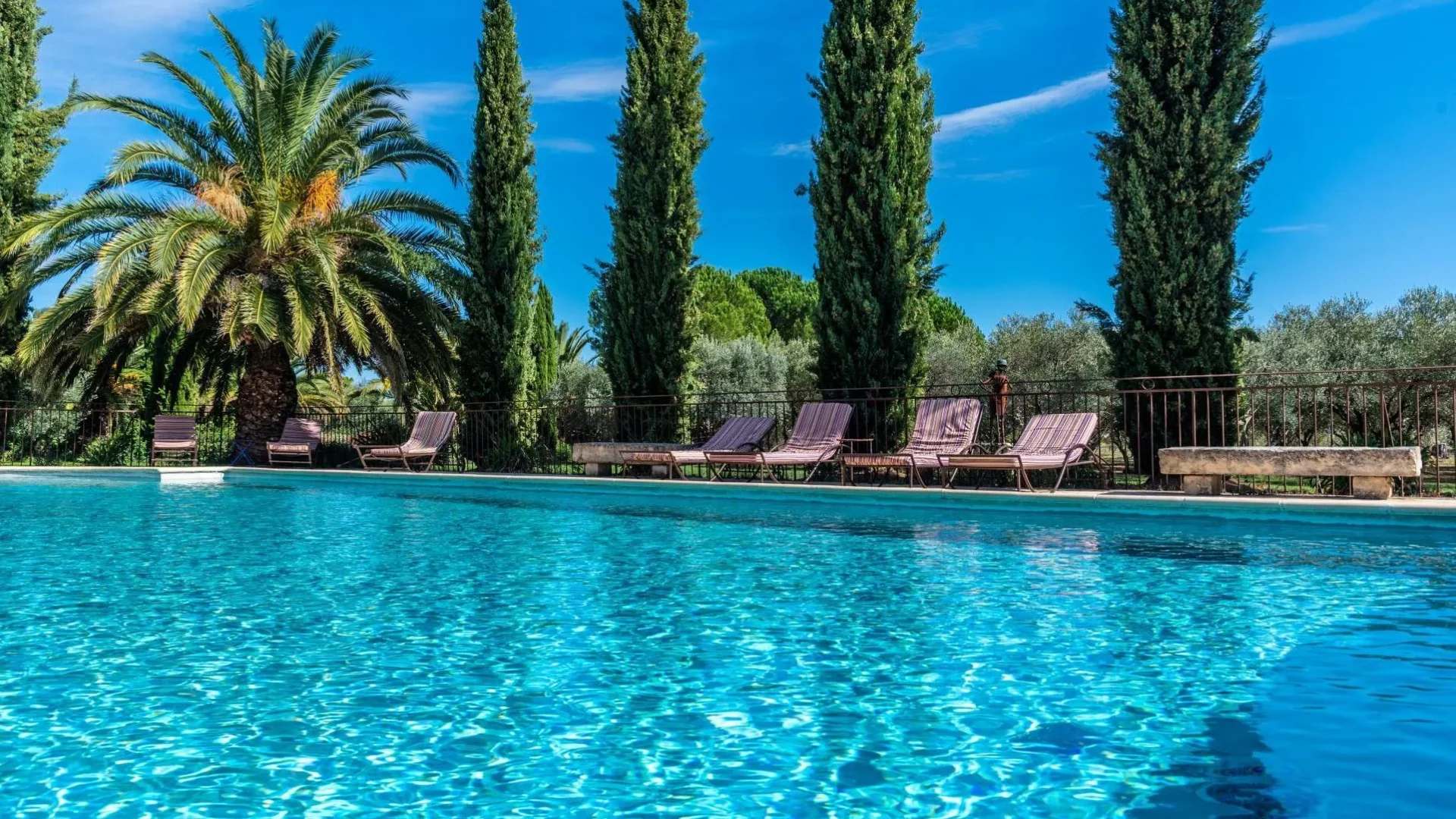 Piscine et transats au Domaine des Clos