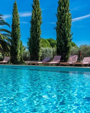 Piscine et transats au Domaine des Clos