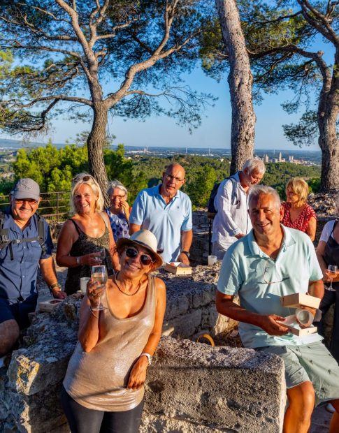 Dégustation de vin et d'une box apéro à l'abbaye de Saint roman au coucher de soleil