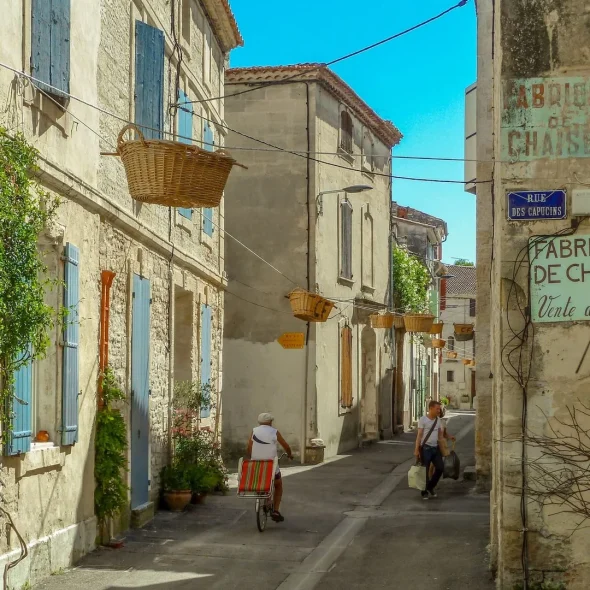 La Fabrique de chaises à Vallabrègues et sa rue durant le Festival de la vannerie