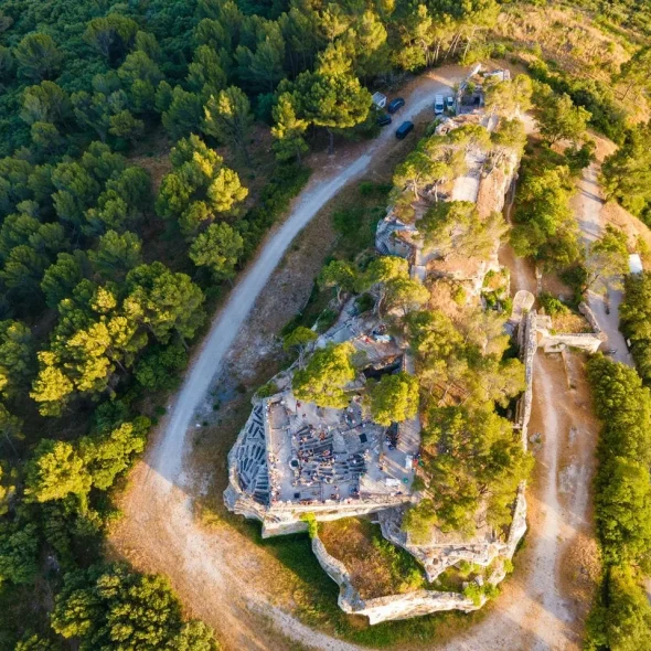 Vue aérienne de l'abbaye Saint-Roman à Beaucaire en Terre d'Argence