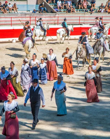 Défilé en costume traditionnel dans les arènes