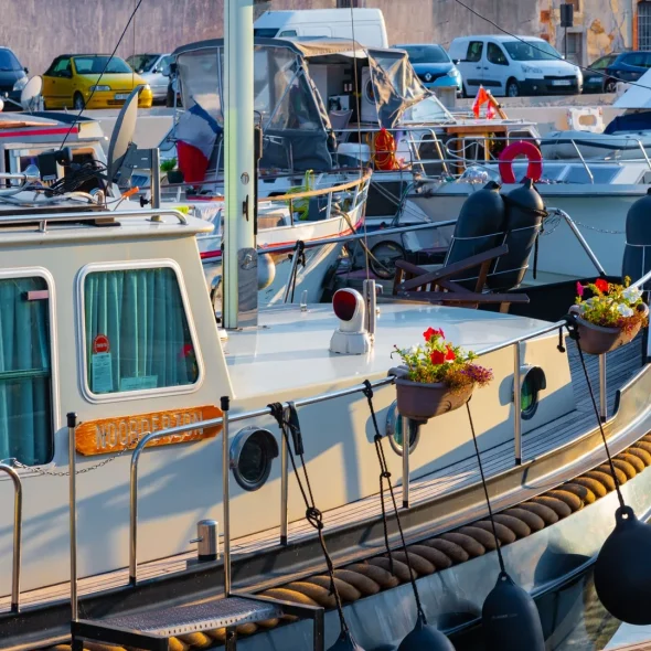 bateau au port de Beaucaire en Terre d'Argence