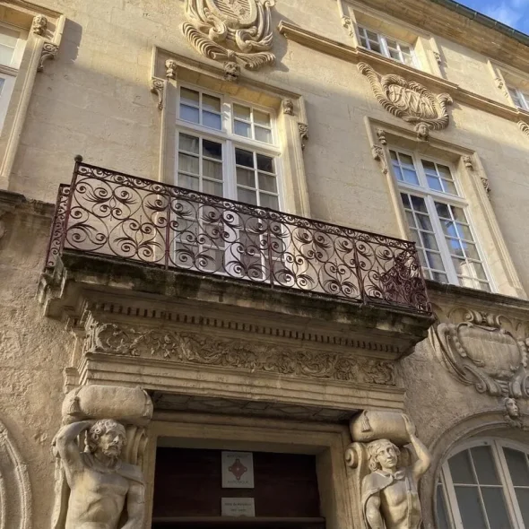 La façade d'un hôtel particulier avec des sculptures à Beaucaire en Terre d'Argence