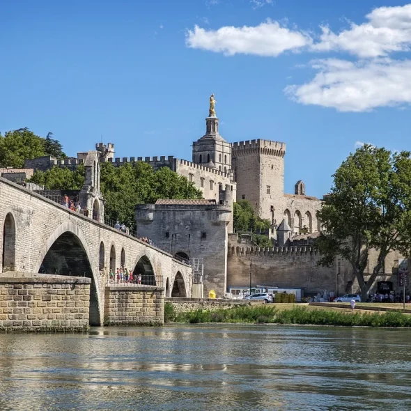 La ville d'Avignon avec le pont d'Avignon et les remparts