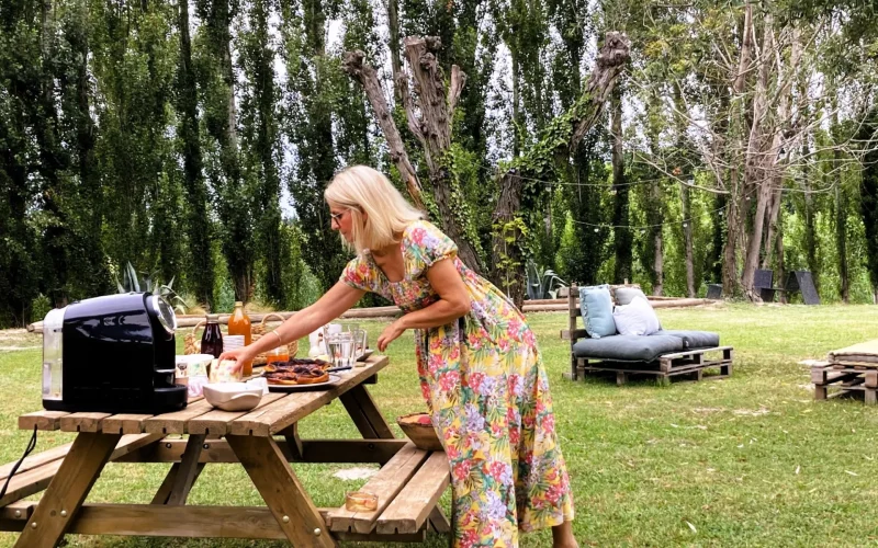 Petit déjeuner estival au Mas d'Espiard en Terre d'Argence dans le Gard