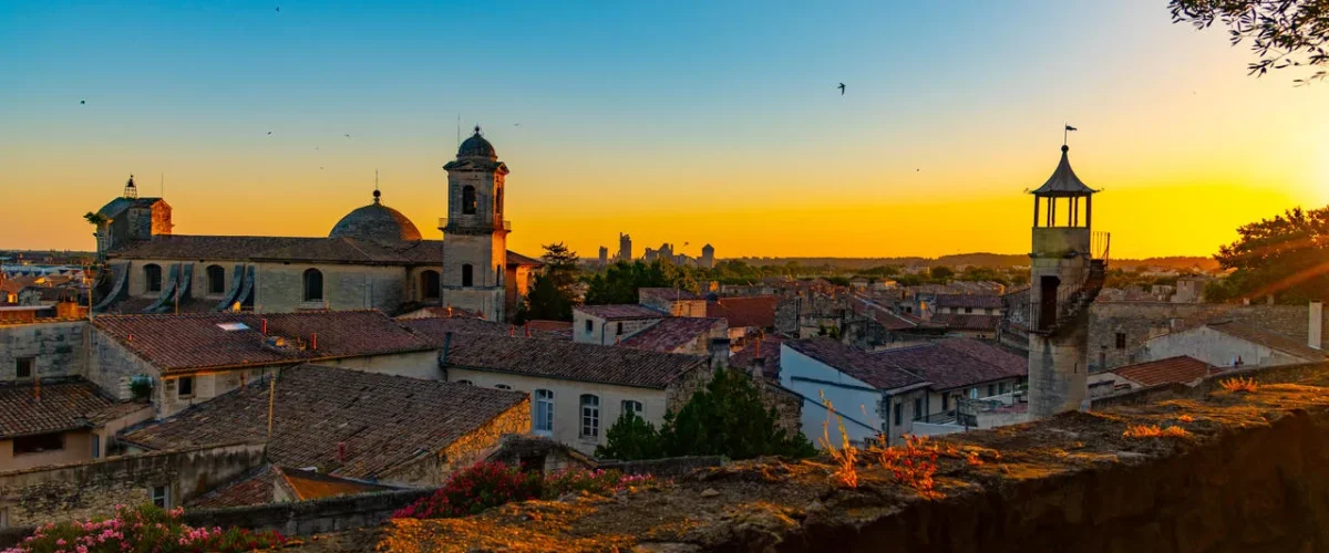 Coucher de soleil sur les toits de la ville de Beaucaire dans le Gard