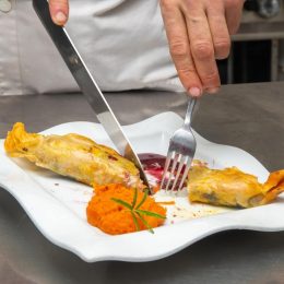 Bonbon de taureau, foie-gras et pruneaux